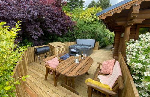 Beautiful 2 Bedroom Log Cabin With Private Hot Tub - Elm - Foto 1