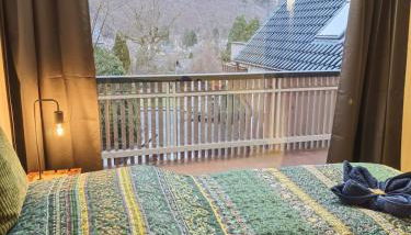 Ferienhaus Wintergarten für 8 Gäste und 2 Hunde in der Eifel mit toller Aussicht, Kamin und Garten - Foto 3