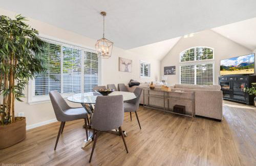 CDA Getaway! King Beds, Gear Storage, RV & Trailer Parking, 1 Mile to the Lake! - Foto 7