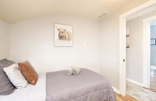 Large 4 Bedroom Home Close to Airport and IX Center - Foto 40