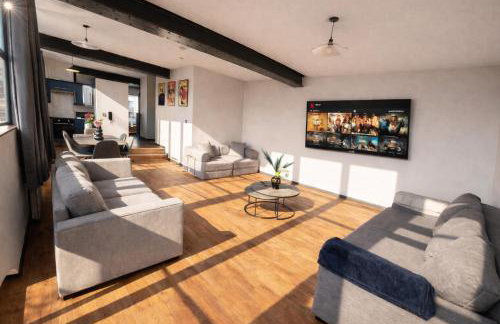 Central Apt With Balcony - Walk to Bars & Stations - Foto 2