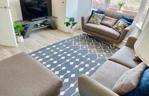 Neath, South Wales Getaway - 4 Bedroom Home -7 Guests - Free Parking - Foto 3