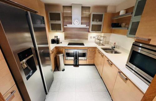Chelsea Riverfront 2BR & Balcony - Foto 11