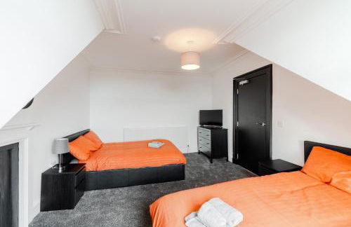 The Central 3BR Second-Floor Apartment - Photo 11