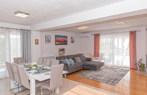 Villa Maria with Outdoor Pool - Foto 6