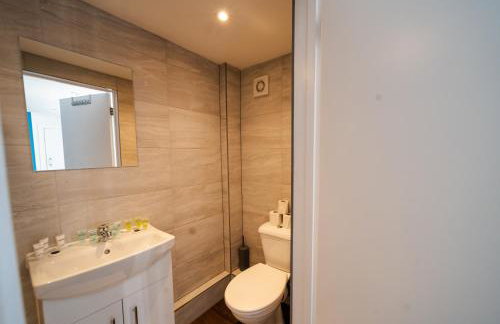 Open Mind Property - HotTub, 2 Guests & 1 Bed - Photo 8