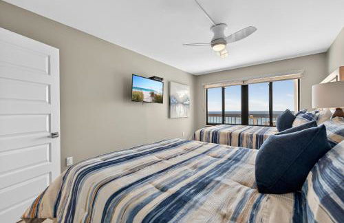 Renovated direct oceanfront condo with spacious balcony, heated pool, and garage parking - Foto 27