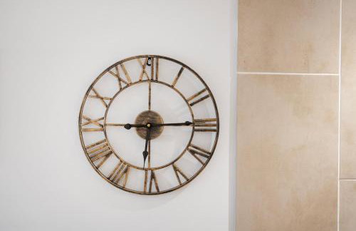 Central Apt-2Bed 2Bath-AC unit-By FabAccommodation - Foto 26