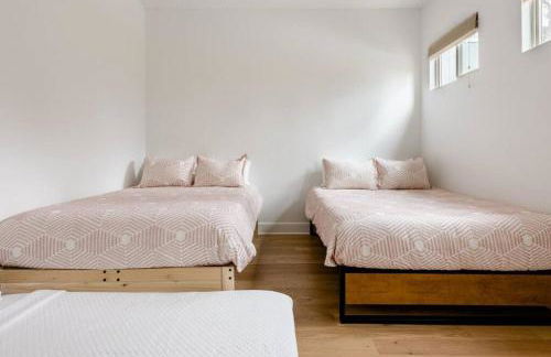 Bachelor/Bachelorette Mansion In the Heart of ATX - Photo 19