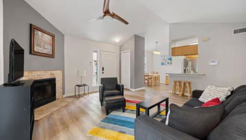 Central Condo 1BR 1BA, Private Patio and Fenced Yard w Parking by Austin Vacay - Foto 4