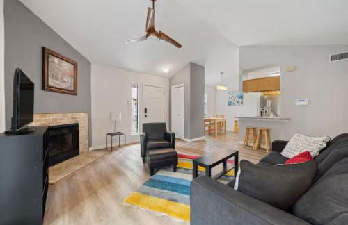 Central Condo 1BR 1BA, Private Patio and Fenced Yard w Parking by Austin Vacay - Foto 4