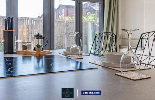 Luxury Retreat For 10 Short Lets & Serviced Accommodation Manchester with Hot Tub and Spacious Garden - Foto 8