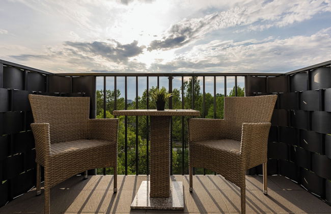 Comfy Apartment With Parking by Renters - Photo 31