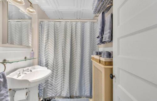 Classic West Hartford Center Apartment - Foto 22