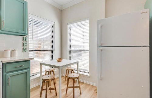 Front Lake Holiday 2BR 1BA Guest Home with Hot Tub - Foto 13