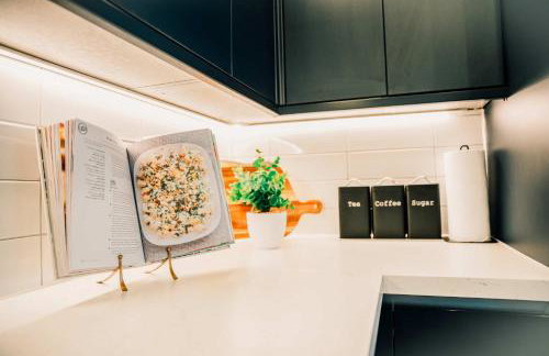 Modern Central 2 Bed Apartment with Parking - Photo 24