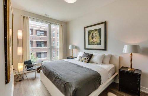 Designer 3BR with Balcony & Elevator on Clark! apts - Photo 12