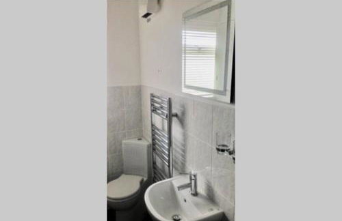 Entire Ground Floor Apartment - West Bay - Photo 3