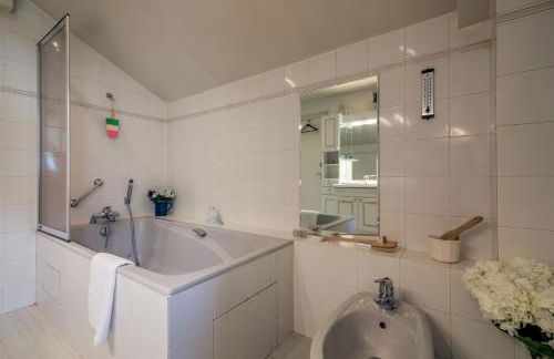 MontBlanc Alpine Ski & Sauna Retreat - Happy Rentals - Photo 29