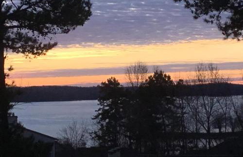 Lake front Keowee Condo with Balcony & Resort Amenities! 20 min to Clemson condo - Foto 37