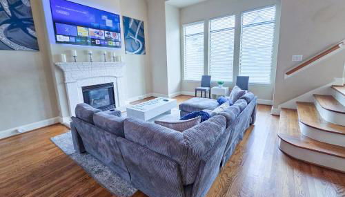 Artsy 3-Story Townhouse Near the Galleria Area! - Foto 4, furniture