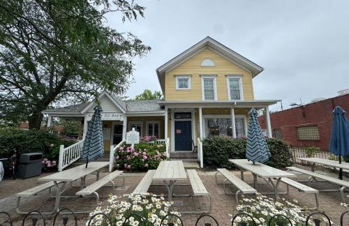 Mid-Century Modern Themed Home with Outdoor Hot Tub - Foto 17