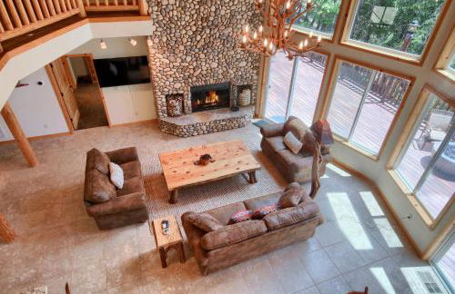 Rivercrest Lodge with Hot Tub-Pool Table-Firepit - Foto 11