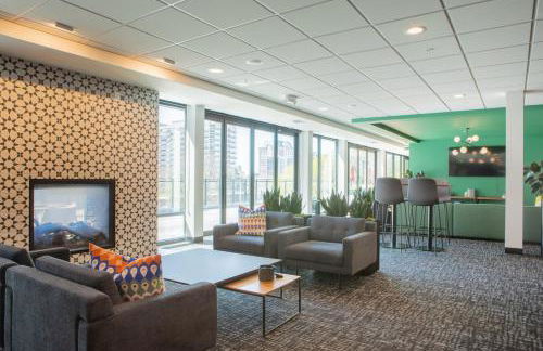 Chic East Side 1BR Apt with Balcony, Pool, and Gym - Foto 40