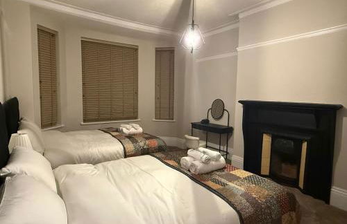 Large Luxury 4 bedroom home with parking - Foto 39