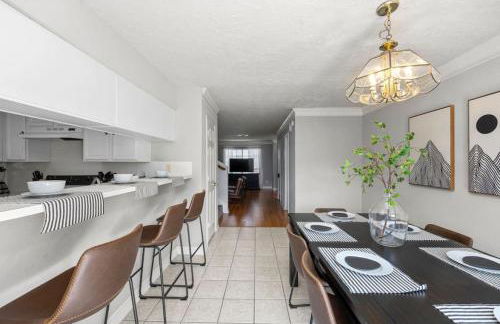 Modern Montrose 2BR Townhome Sleeps 10 with Gated Parking - Foto 27