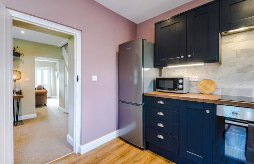 Castle Views cottage in historic village & woodfired hot tub - Photo 6