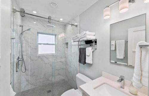 Modern Newly Renovated 2BR Apt in Heart of Ocean Beach - Foto 16