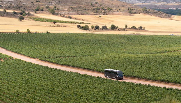 Um ônibus viajando pela Viña Arnáiz