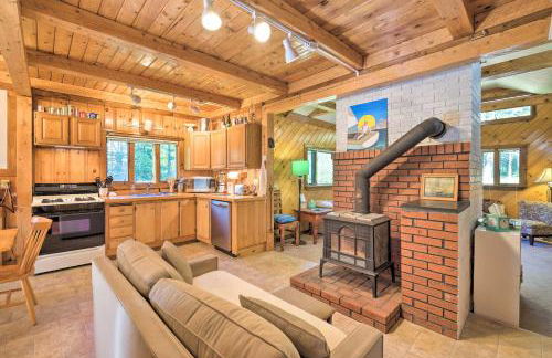 1 Mi to Downtown BBH Coastal Cabin with Deck and Yard - Foto 7