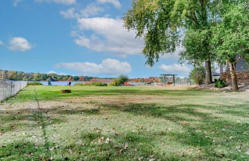 Lakefront Retreat with Views and Decks and Fire Pit - Foto 56