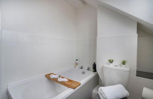 Modern Apartment -Free Parking - by Holiday Homes - Foto 9