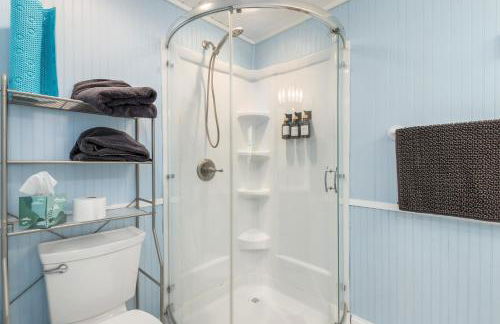 Relaxing 4 bedroom home with Pool - Photo 25