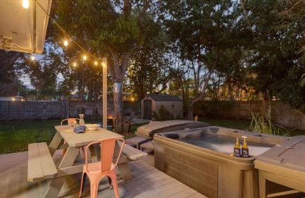 Hot Tub Firepit Deck 10mins to Beach Near Las Olas Middle Terrace Cottage by AvantStay - Foto 4