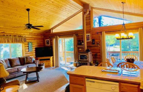 Adventure Awaits 3King Bed,2Bath Log Cabin in heart of Duck Creek Village! - Foto 6