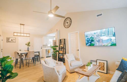 City Retreat - 4 Bedroom Oasis with King & Private Yard near Downtown - Foto 1