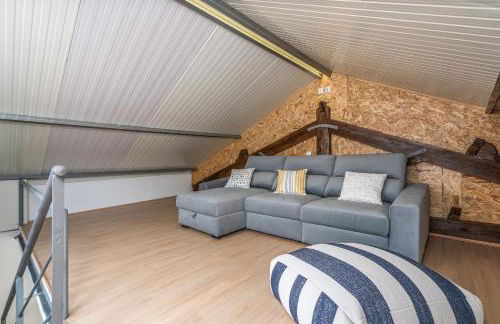 Host Wise - Elegant Loft with Historic Charm & Terrace - Foto 12