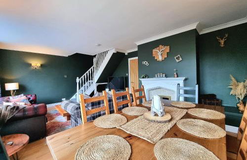 Spacious 4 Bed Holiday Home with Hot Tub & Parking near Matlock Peak District - Foto 16