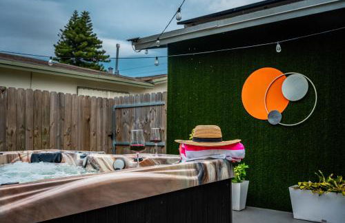 Waterfront Oasis Escape with 7 Seats Hot Tub! - Foto 35