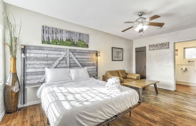 1BD Suite Trails & Garden of the Gods Dogs Welcome! - Photo 1