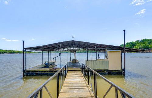 Deck with Covered Dock! Lakefront Ozark Cottage - Foto 22