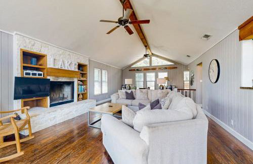 Spacious Lakefront Hideaway with Decks, Grill, Billiards, Tennis & Pool - Foto 6