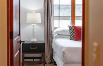 Mediterranean Beauty with Rooftop Deck and Views - Foto 38