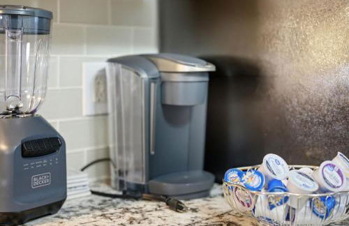 Entire home in prime Raleigh with community pool, dog park and golf course - Photo 11