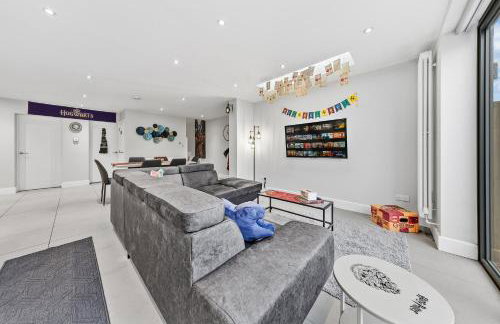 The Lumos House - 4 Bed Home w Parking near Harry Potter Studios - Foto 36