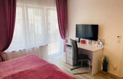 Prime Host Balcony Apartment - Photo 2